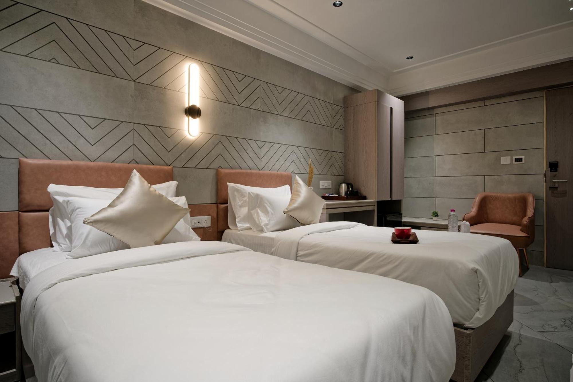 Golden Plaza Otel Amhedabad Dış mekan fotoğraf