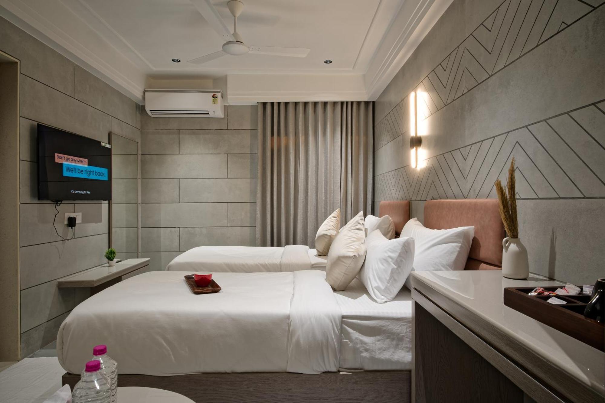 Golden Plaza Otel Amhedabad Dış mekan fotoğraf